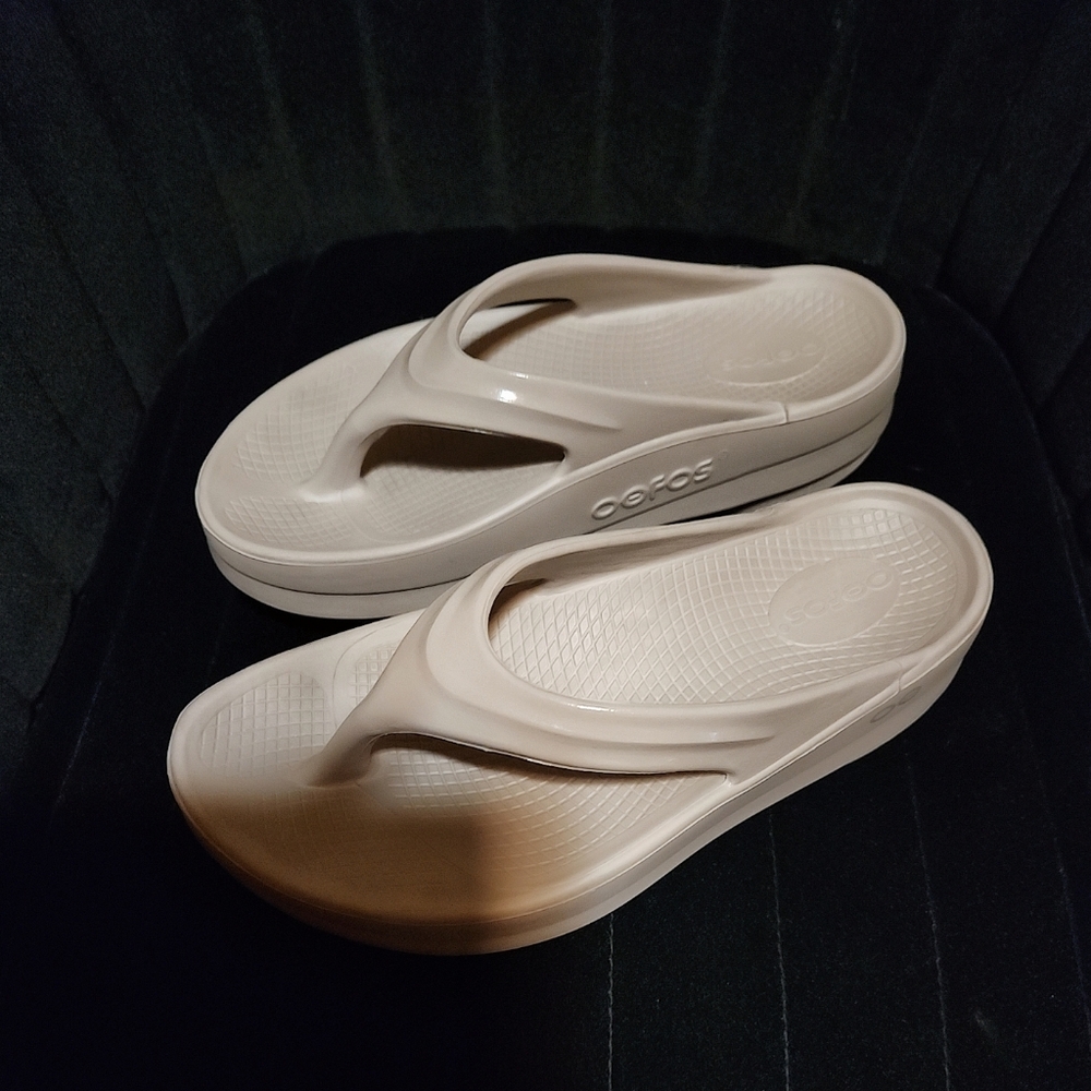 Oofos Women's Cream Sandals Omega Oolala Nomad